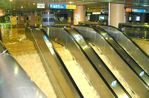 Emergency Pumping Mission During the Nari Typhoon in 2001